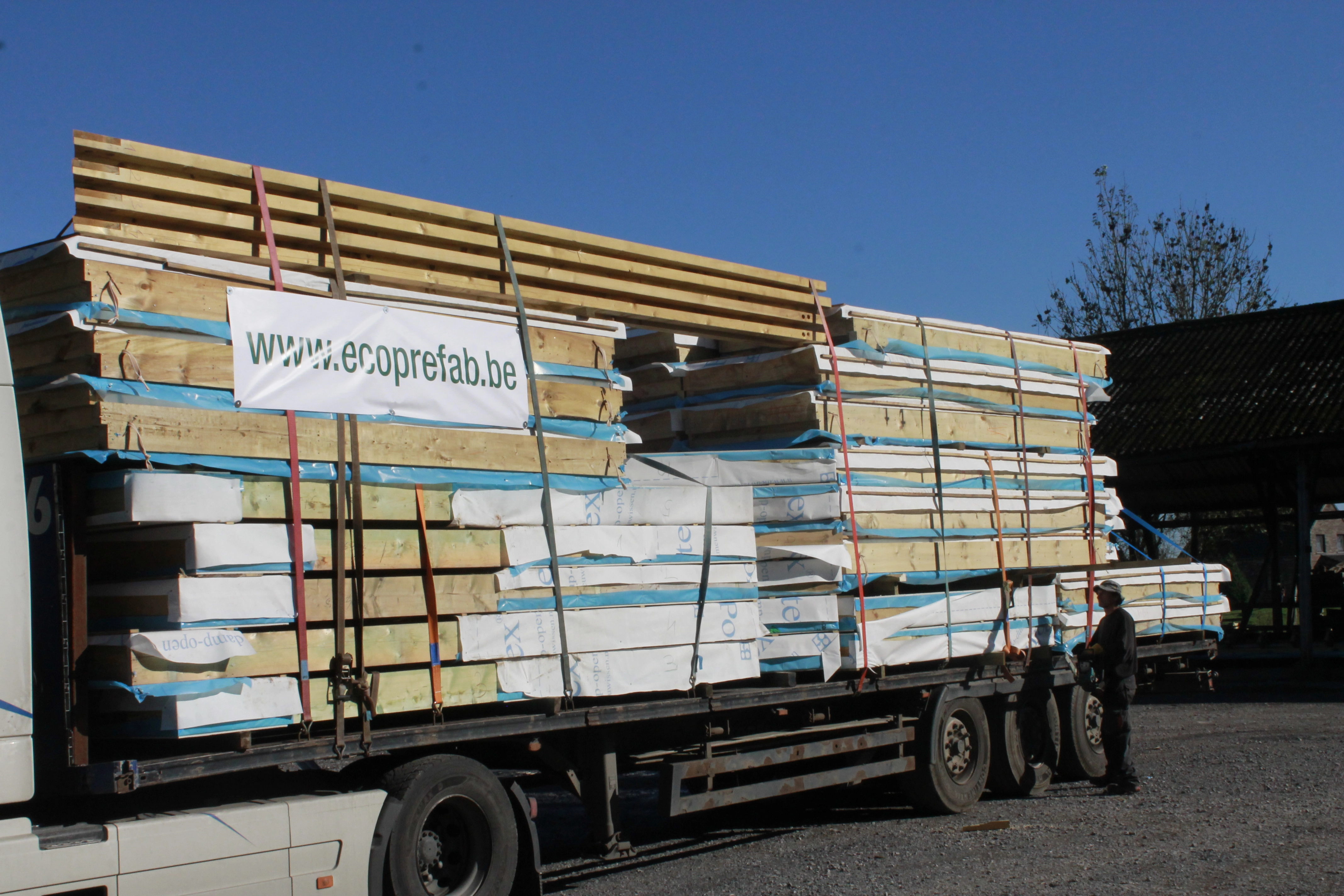 Truck met levering houtskelet prefab door ECOPREFAB
